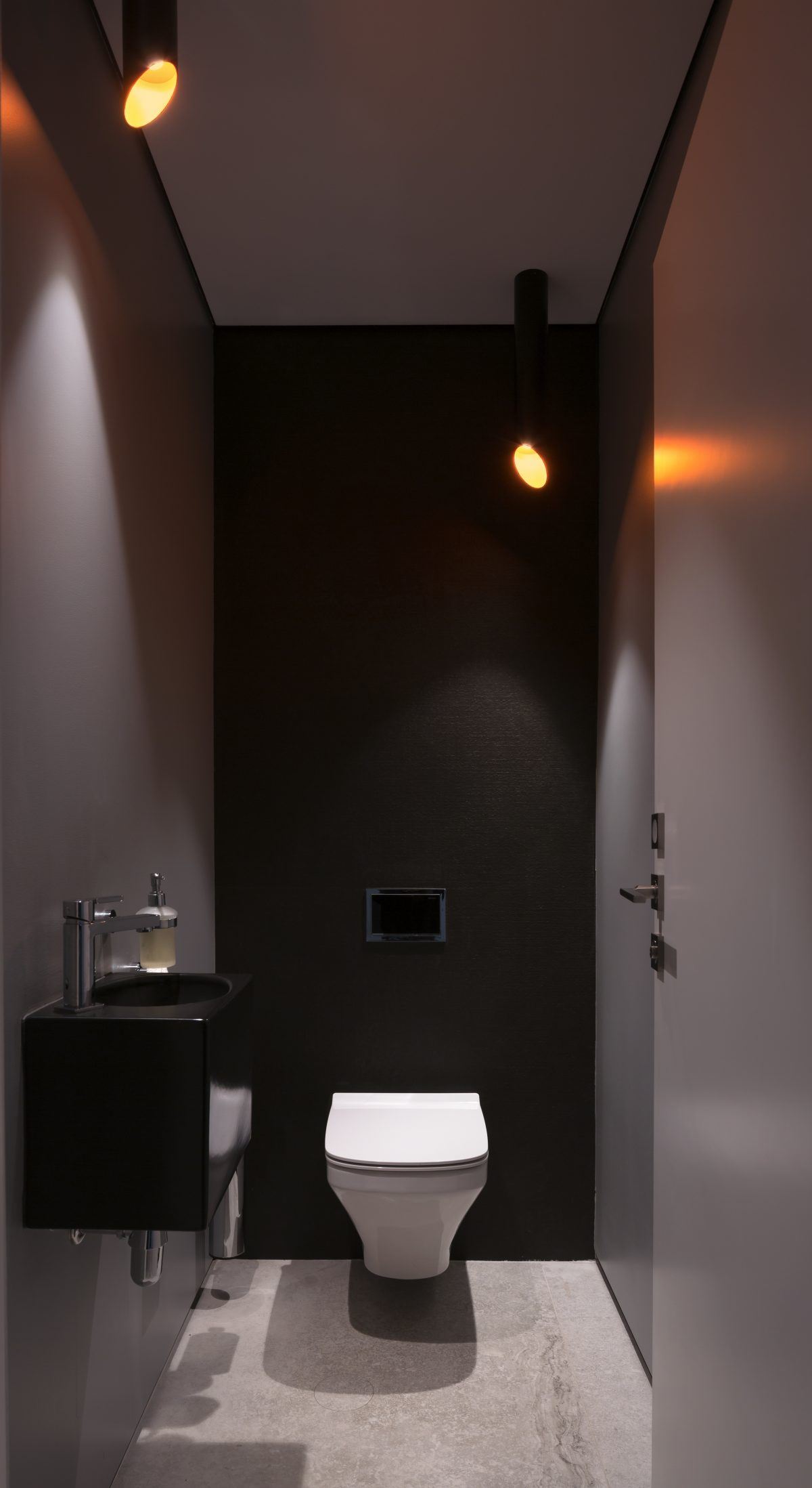 Penthouse apartment – Ra'anana עיצוב תאורה בשירותים על ידי דורי קמחי